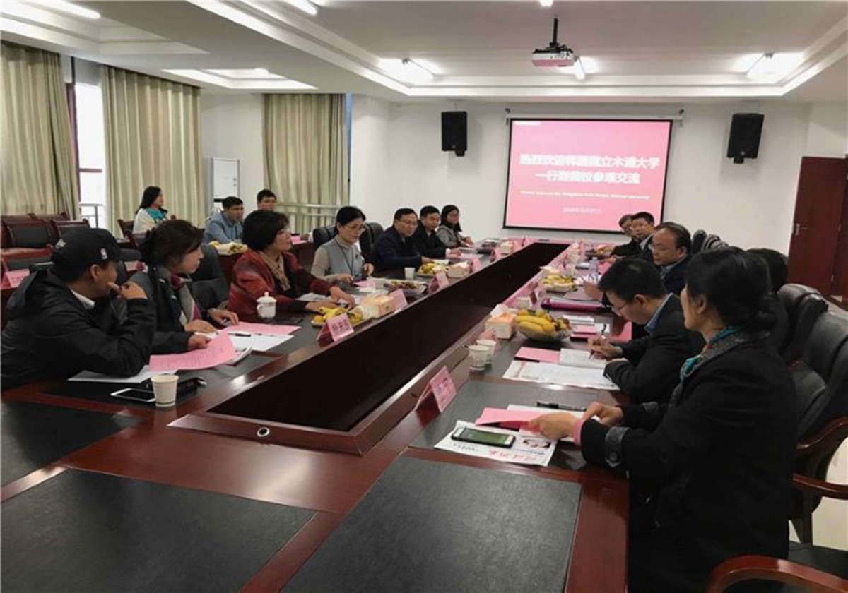 图5 2018年韩国茶道教育院院长郑美淑教授一行在taptap点点体育交流座谈.jpg