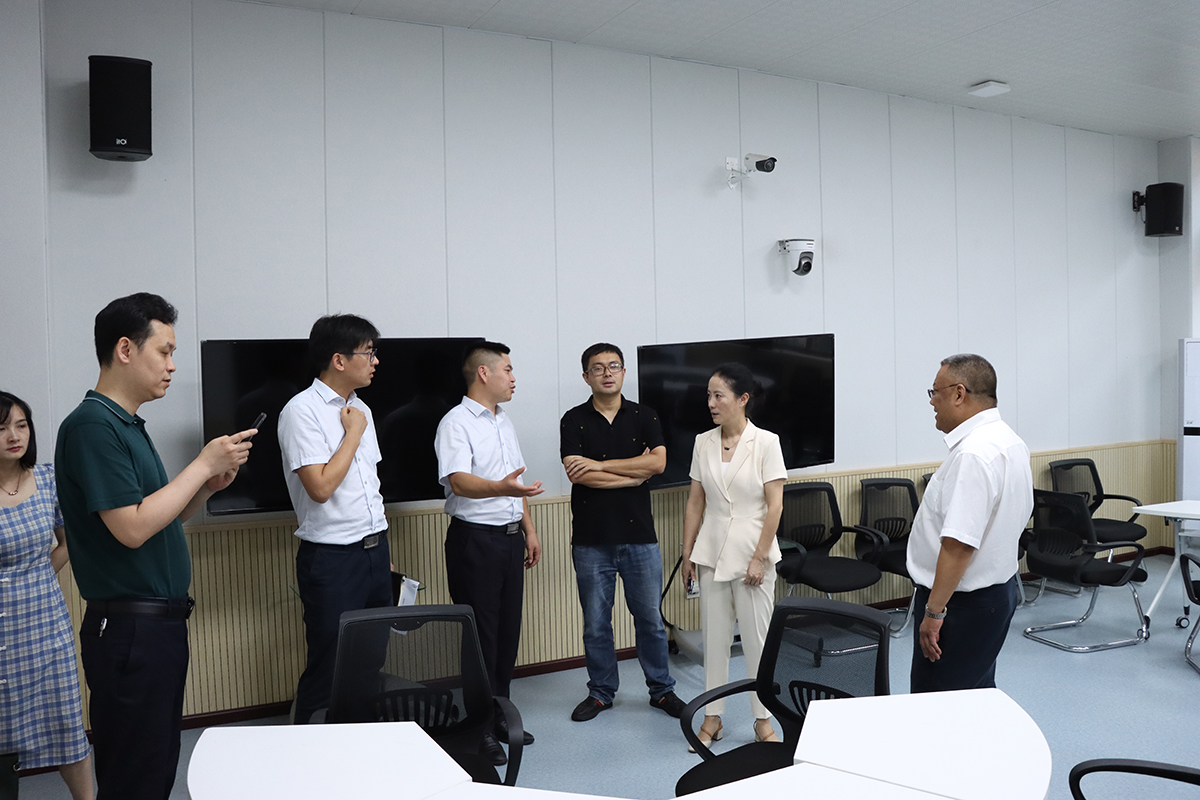 1656029146516897.jpg 智慧教室.jpg