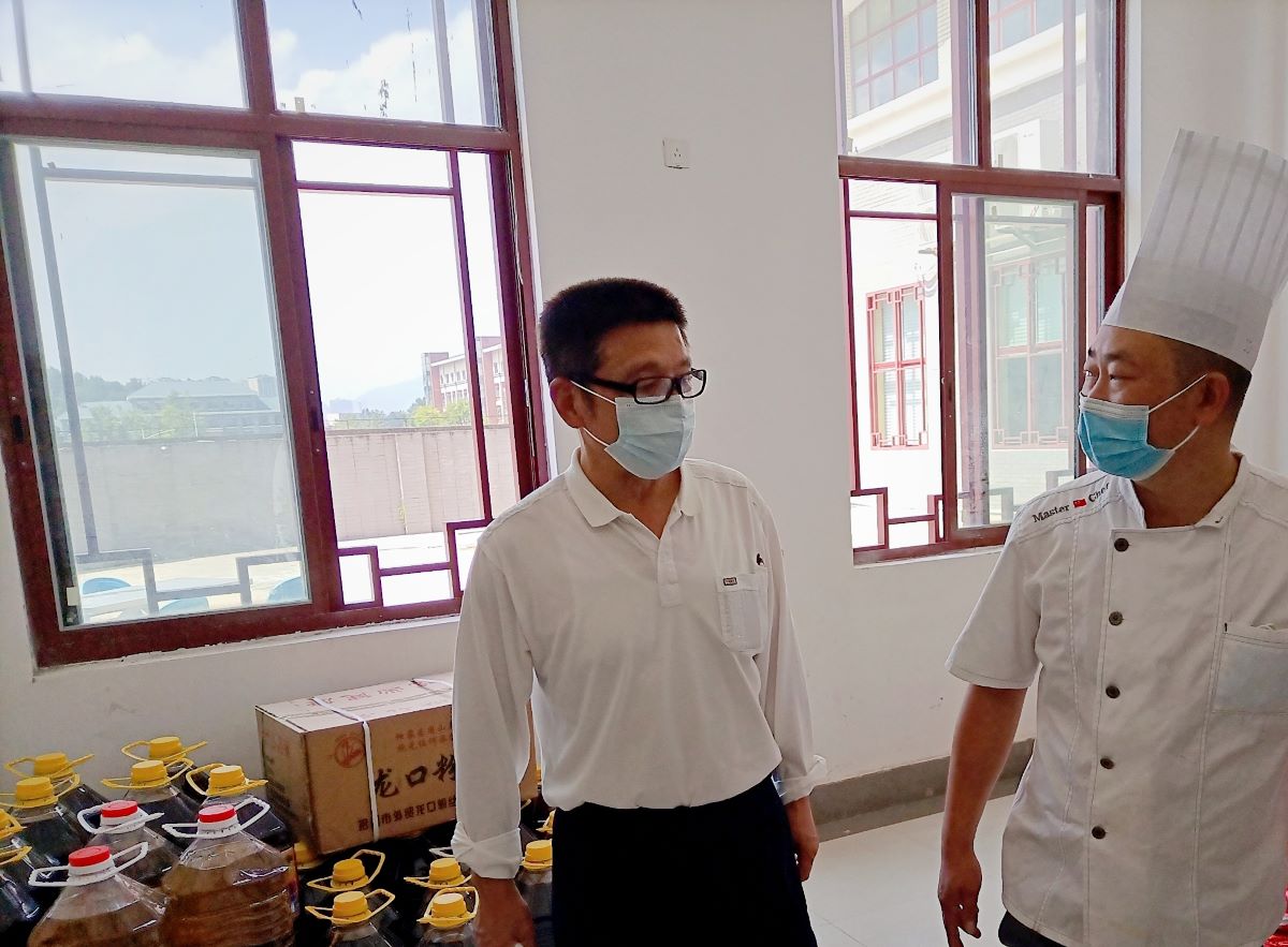 1663068545885077.jpg 校长视察食堂.jpg